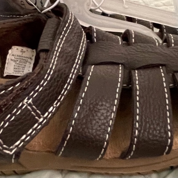 Children place brown shoes - Picture 2 of 4